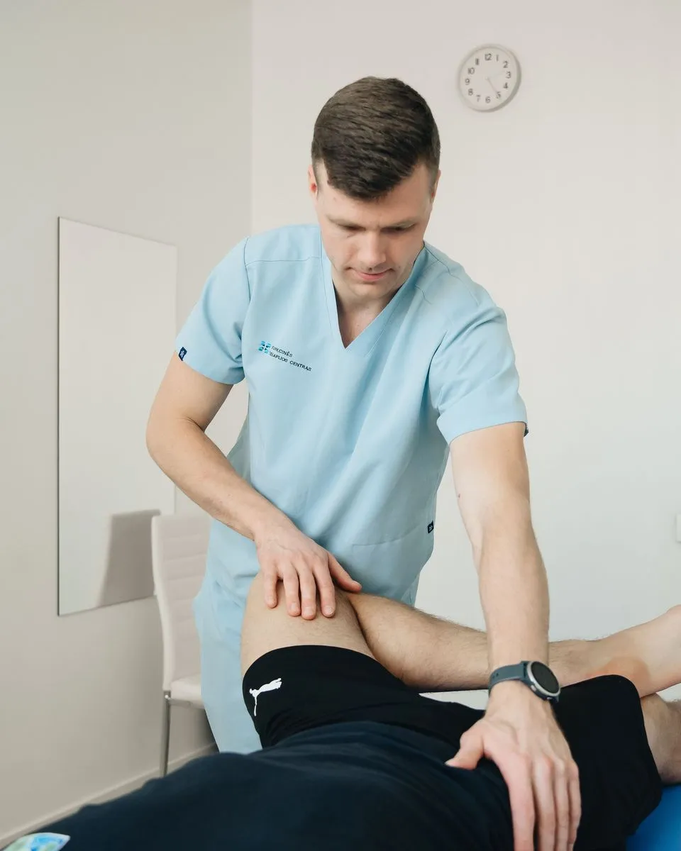 Physiotherapeut behandelt ein Knie